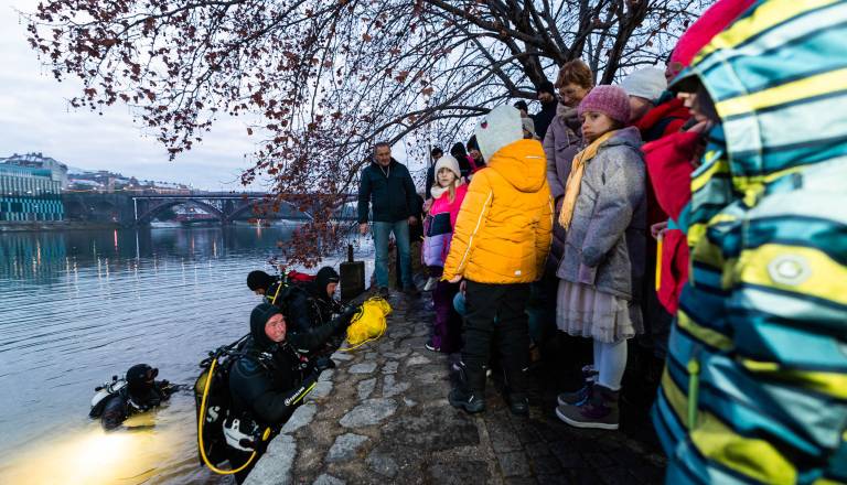 FOTO in VIDEO: Dobri možje iz Drave tudi letos presenetili otroke v Mariboru