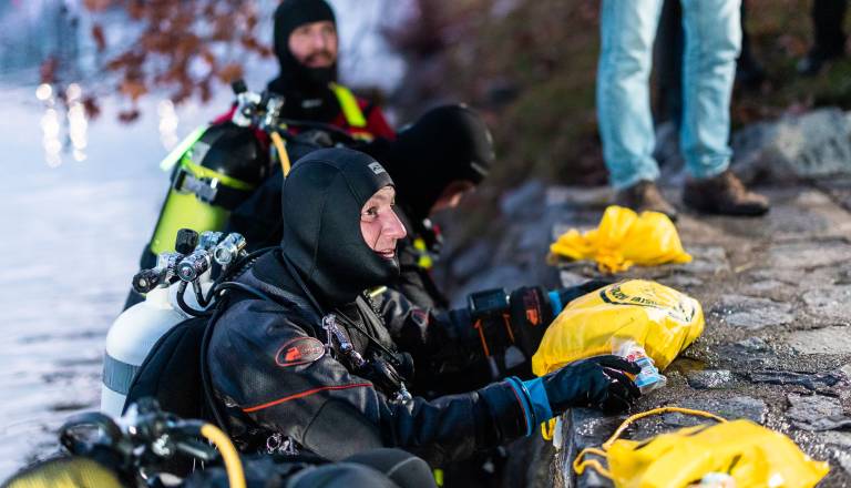 FOTO in VIDEO: Iz ledeno mrzle reke Drave prišli dobri možje in obdarili otroke