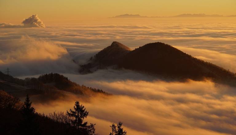 Hladno in megleno v dolinah, kam po sonce in višje temperature?