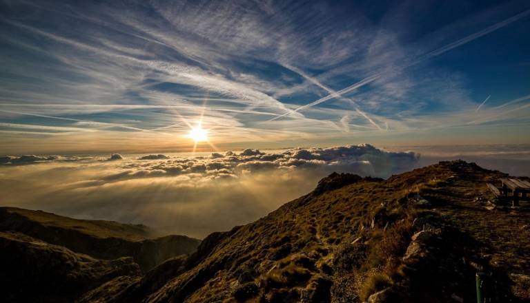 Megla bo marsikje vztrajala ves dan, kam po več sonca?