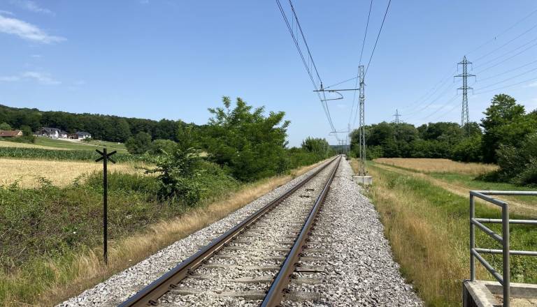 Vlak do smrti povozil 44-letnega kolesarja