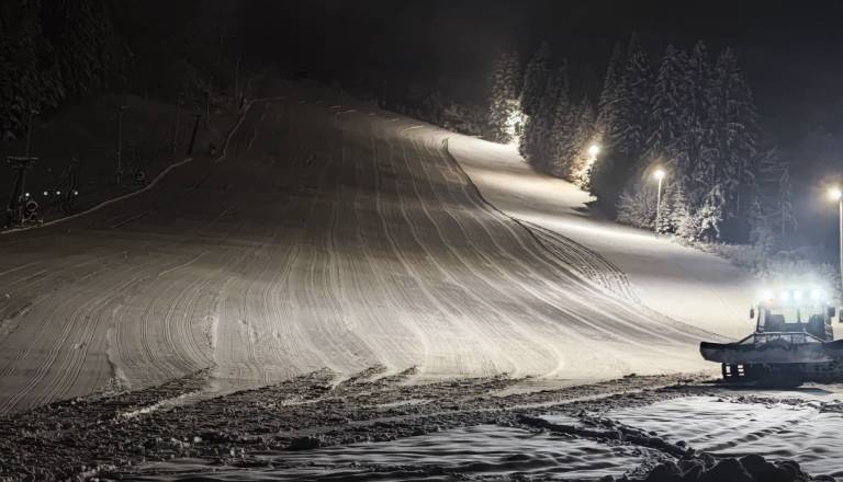 Smučišče Izver v nizkem štartu: sanke v akciji, kaj pa smuči?