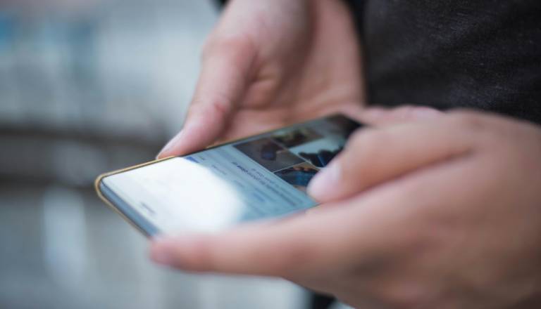 Ste vedeli, čemu služi skrivnostna luknjica na telefonu?