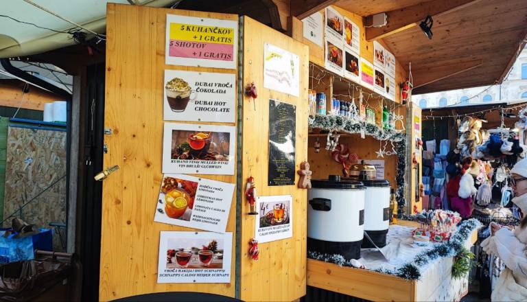 FOTO: Praznične stojnice v prestolnici: Hamburger po 14 evrov, klobasa za 12