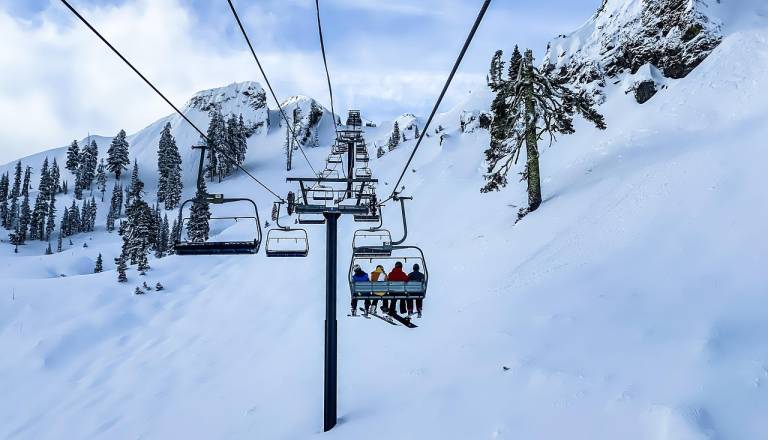 To priljubljeno smučišče omejuje število smučarjev: gneča je prevelika