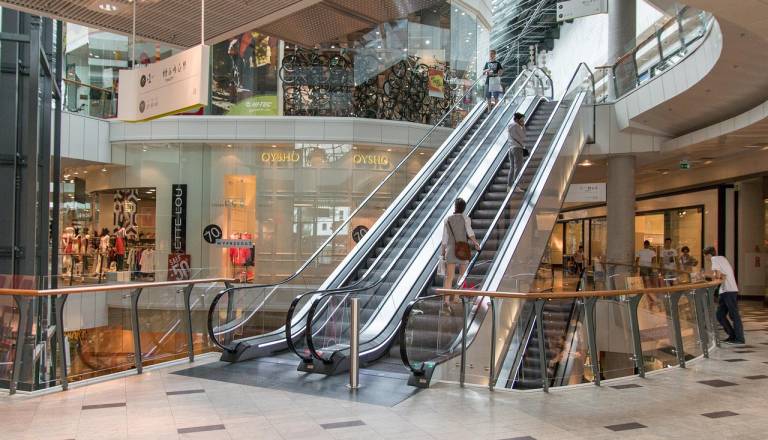 Ševilke decembrske potrošnje: poglejte, kaj nas v resnici žene v trgovine