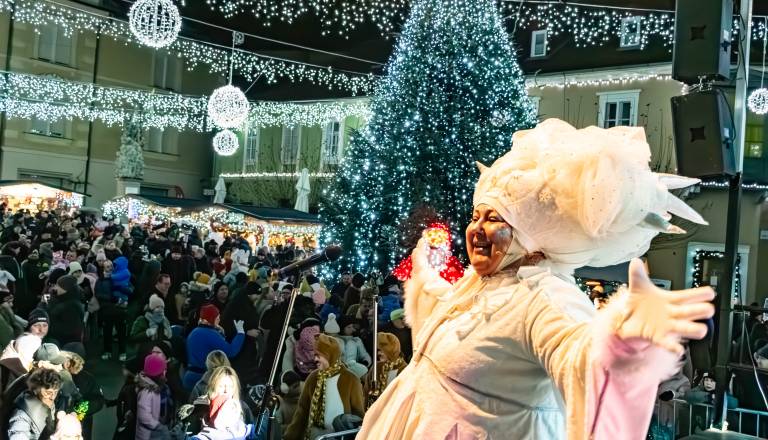 FOTO in VIDEO: Dedek Mraz in Teta Zima sta otroke na Ptuju razveselila z bonboni