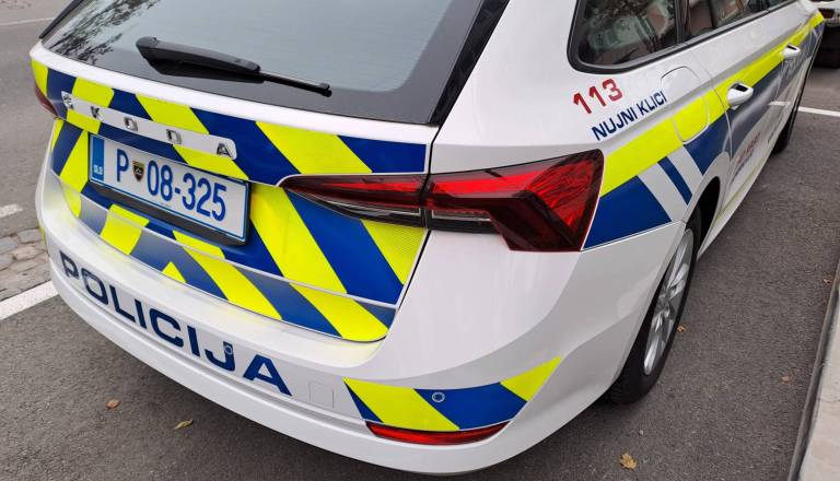 Neznanec v prtljažniku odklenjenega Fiata podtaknil ogenj