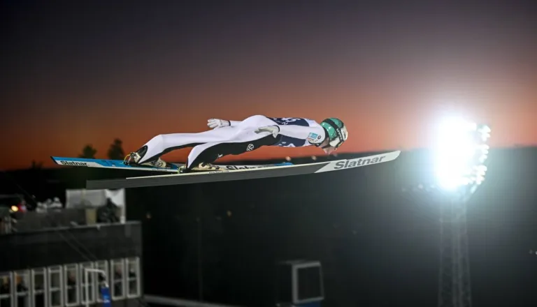 Domen Prevc na kvalifikacijah za prvo tekmo turneje štirih skakalnic ugnal vso konkurenco 