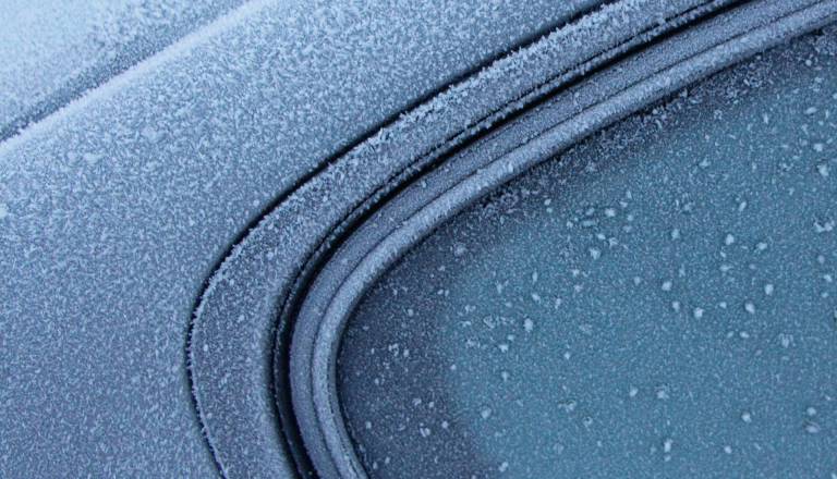 VIDEO: Preprosti trik: Tako v trenutku lahko očistite zaledenele šipe