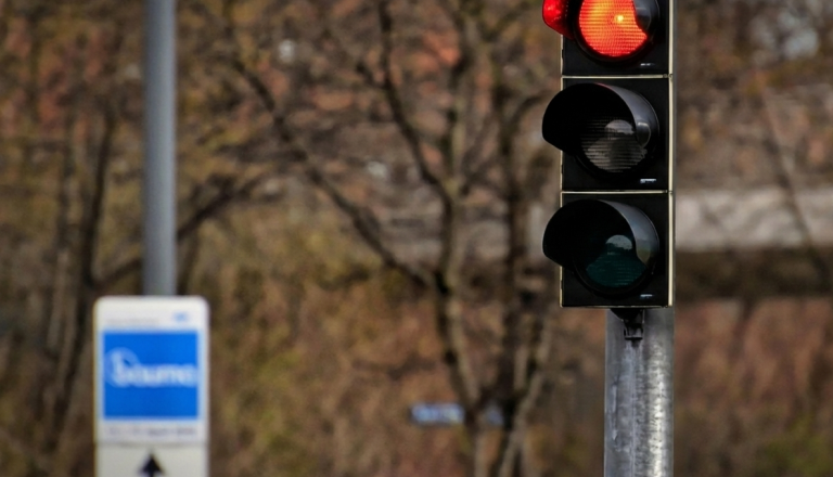 Voznica zapeljala v rdečo luč in trčila v peško