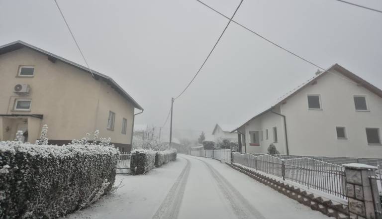 FOTO: V Beltincih so se zbudili v belo jutro, kakšno vreme nas sicer čaka danes?