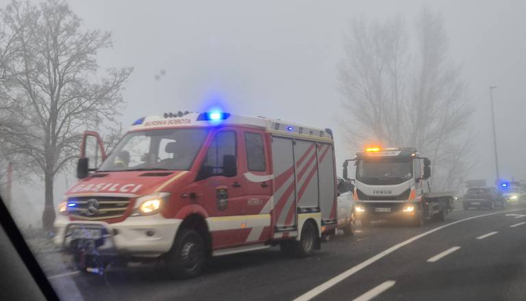 Clio na strehi na cesti pred Mursko Soboto