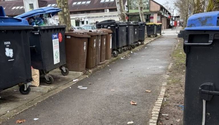 Pločnik v Dravljah se spreminja v smetišče, stanovalci Mestno občino Ljubljana pozivajo k ukrepanju