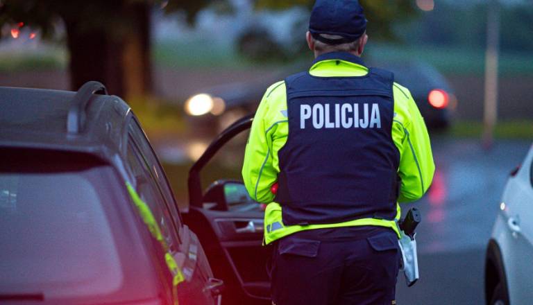 Pozor! Rop na mejhem prehodu: Storilec je oborožen in na begu