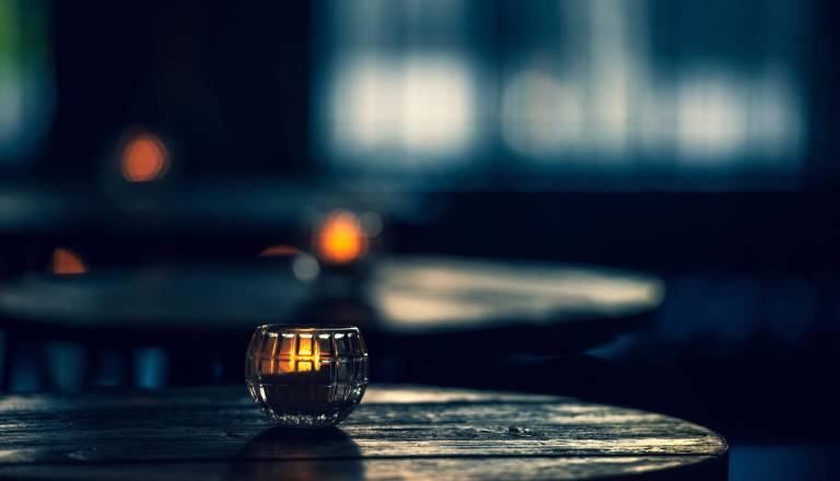 Bizarno: Pijan moški uriniral kar za mizo v lokalu