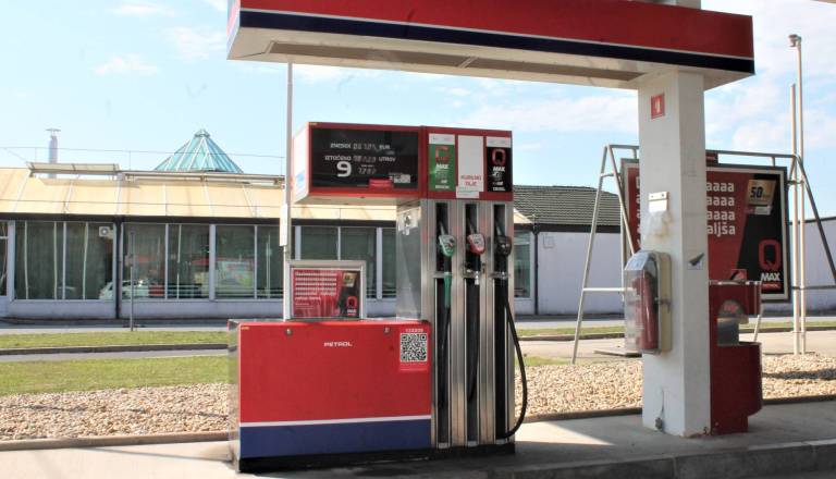 Bizarno: Vinjen moški uriniral kar na mizo