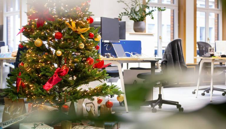 Ker so bili na bolniški, ostali brez nagrade: Delodajalec pripravil pakete pozornosti, a le za del zaposlenih