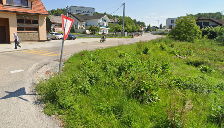 Otroci brez varnega prehoda čez cesto, težave pri tej avtobusni postaji 