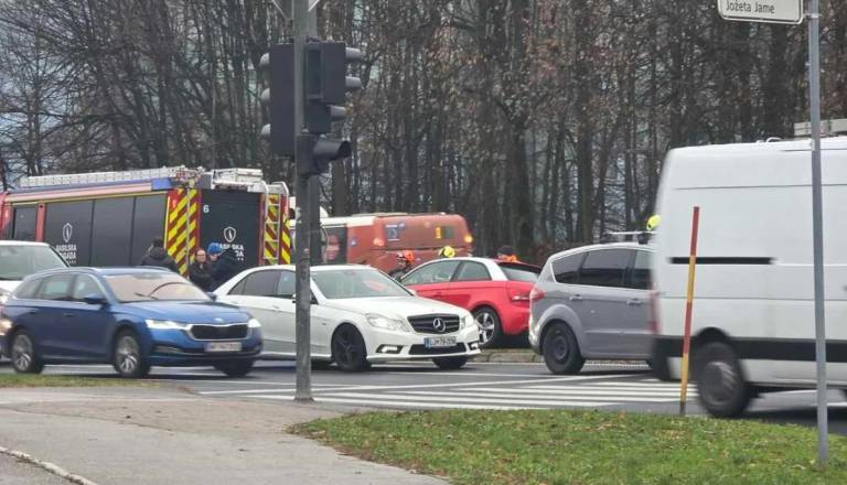 FOTO: Prometna nesreča na Celovški cesti, avto trčil v prometni znak