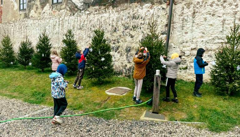 Otroci v Metliki okrasili Mestni trg in pričarali praznično vzdušje