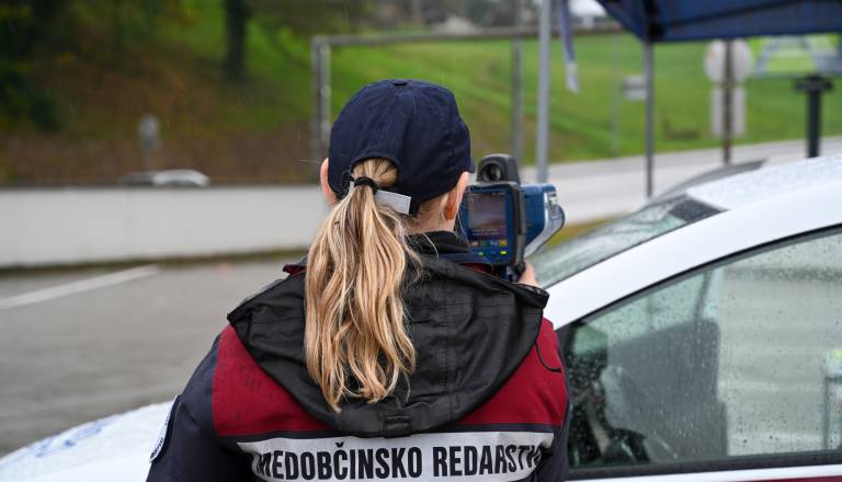 Pri OŠ Šmihel in OŠ Grm poostren nadzor prometa zaradi nevarnega ravnanja voznikov