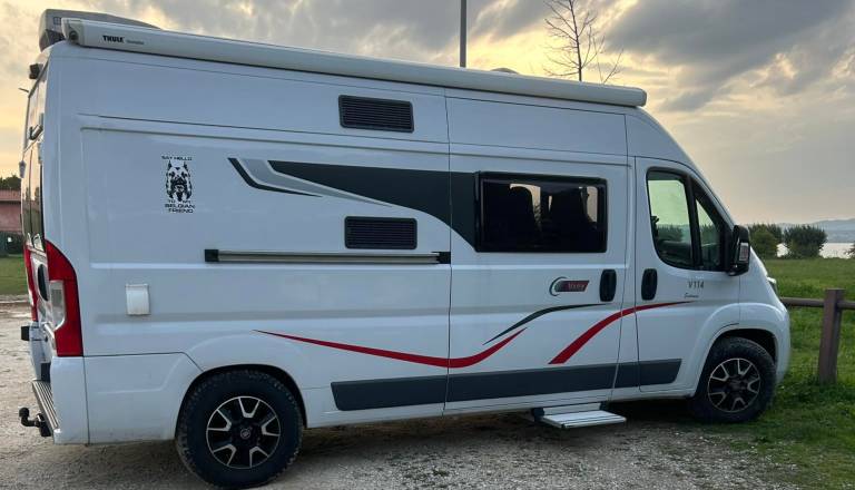 Izpred bloka v Mariboru ukradli avtodom