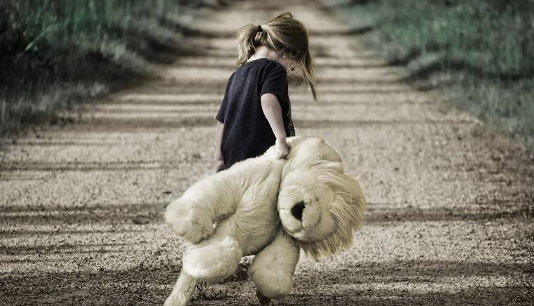 Za spolni napad na sedemletnico je 65-letni sosed dobil le tri leta in pol zapora? Mamo skrbi, saj bo hitro nazaj