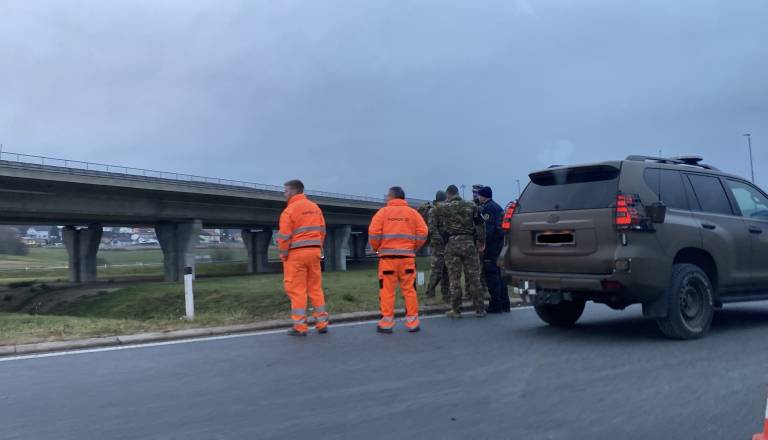 FOTO: Previdno, v pesniškem rondoju se je prevrnilo specialno vozilo Slovenske vojske