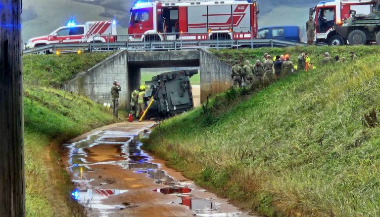 FOTO in VIDEO: V krožišču Pesnica se je prevrnilo vojaško vozilo, pet vojakov odpeljali v bolnišnico