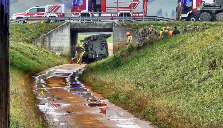 FOTO in VIDEO: V pesniškem rondoju se je prevrnilo vojaško vozilo, pet vojakov v UKC Maribor