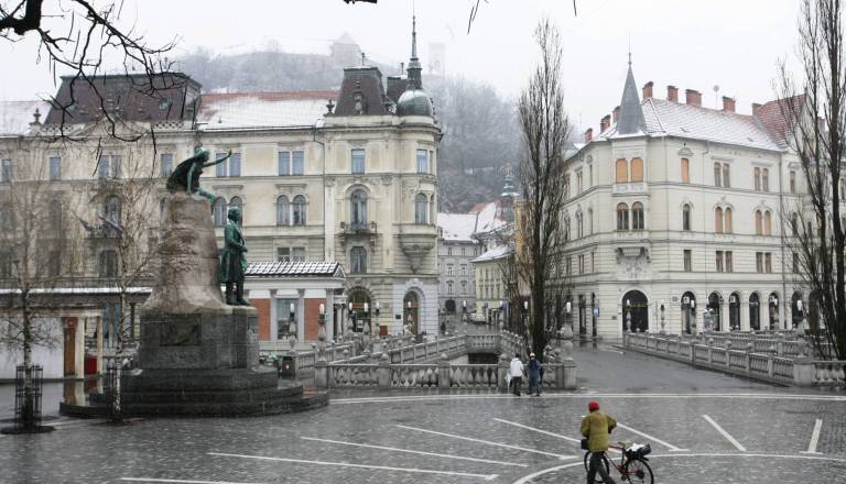 Vreme v naslednjih dneh: Dež, megla, ponekod tudi sneg