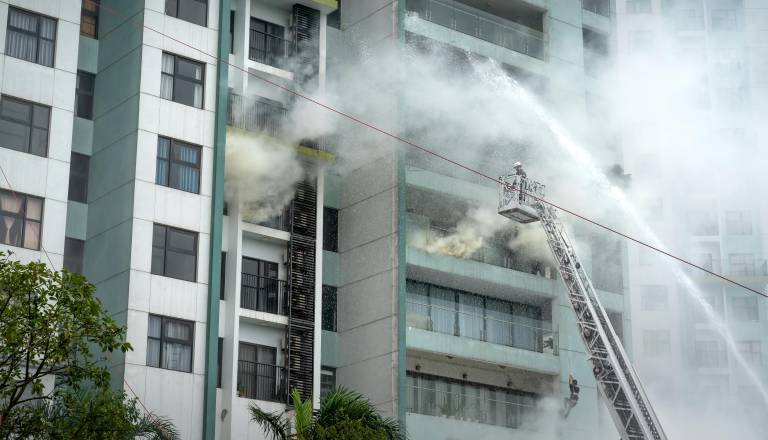 Smrtonosni požar v stanovanjskih blokih, med žrtvami tudi enoletni dojenček