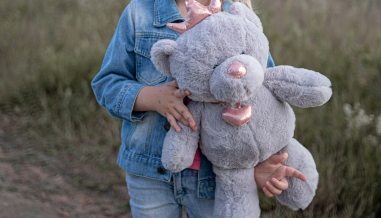 65-letnemu sosedu za napad na sedemletnico le tri leta in pol zapora. Oglasila se je mama žrtve ...