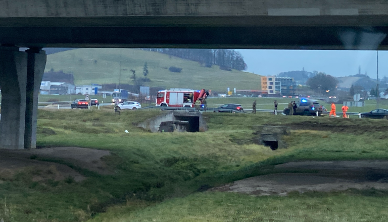 FOTO in VIDEO: V pesniškem rondoju se je prevrnilo vojaško vozilo, pet vojakov v UKC Mribor