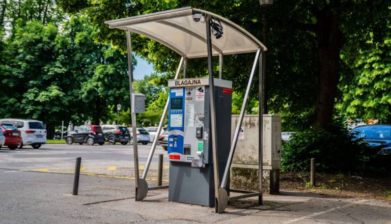 Kazen, ker parkomat ne dela? Voznik opisuje frustrirajočo izkušnjo: »Imejte pri sebi vse oblike plačil, ker je občina lačna«