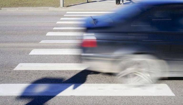 Na Štajerskem voznik pred očmi matere zbil otroka in odpeljal