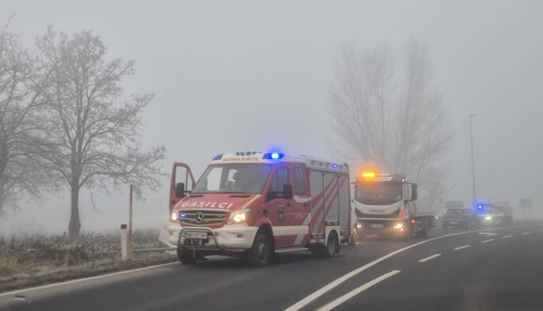 Z avtomobilom v drog javne razsvetljave in v jarek