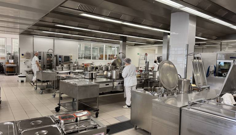 V murskosoboški bolnišnici brez silvestrovanja, a s praznično večerjo za paciente in zaposlene