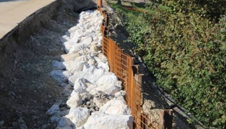 V prihodnjem letu trajna sanacija plazu, ki je resno ogrozil cesto in okoliška zemljišča