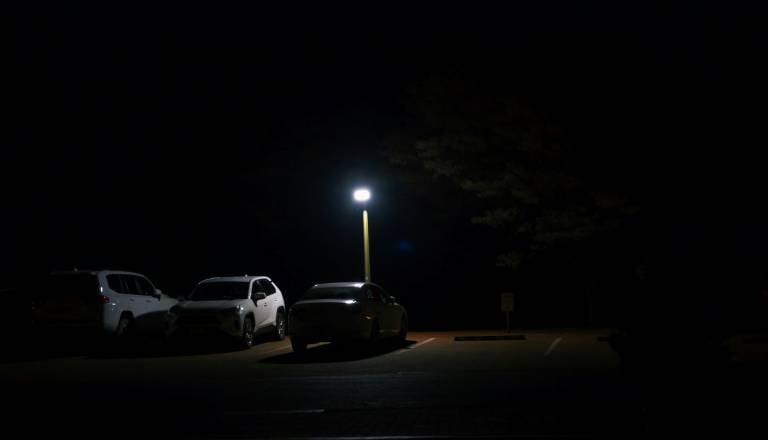 Parkiranje pri tej gostilni v Mostah je nevarno, nad vozili naj bi se znašali tam zaposleni