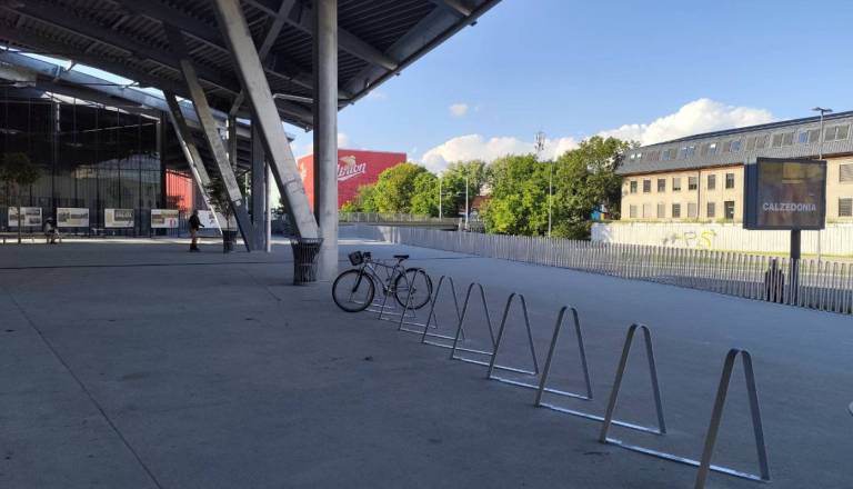 Kolesarnica pri Iliriji za 450 tisoč evrov? Očitki o preplačanih stojalih