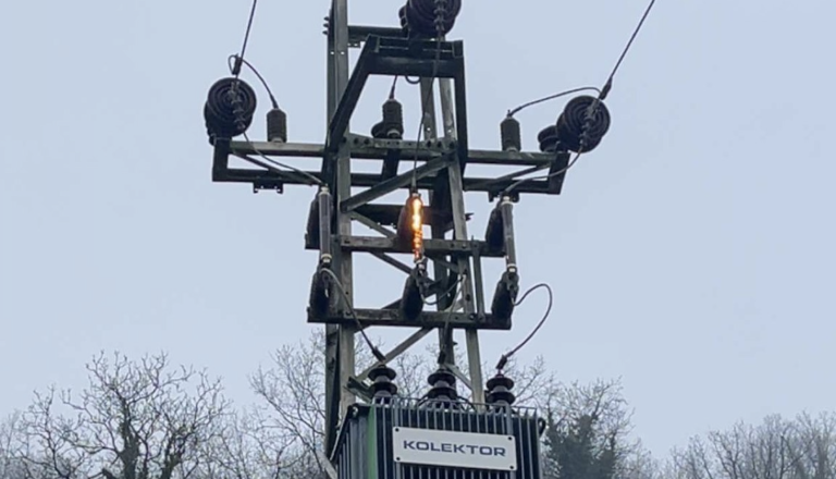 Preplah v Straži, iskre letele s kovinskega droga 