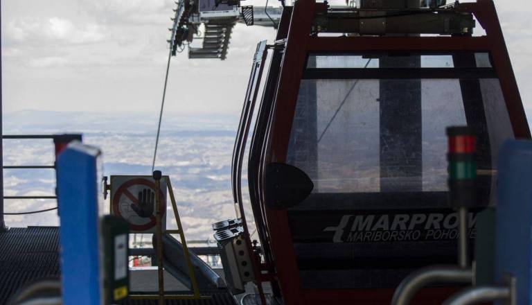 Pohorska vzpenjača začasno zastala, zakaj?