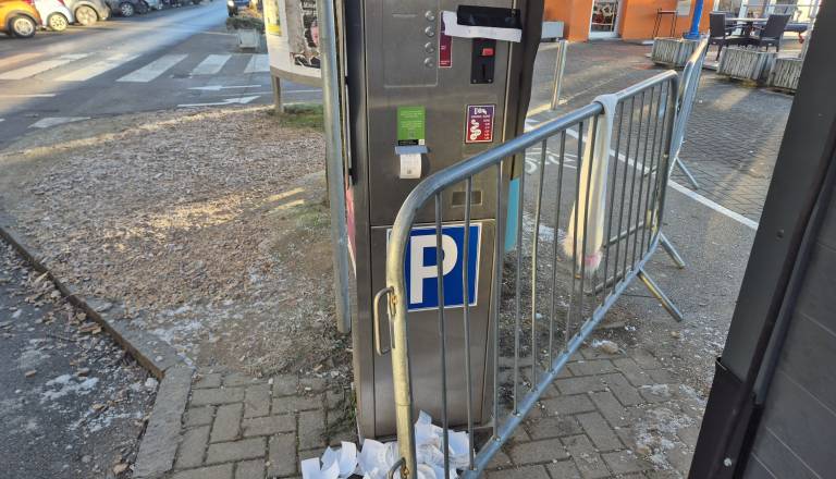 FOTO: Parkomat v okvari, listki letijo na tla