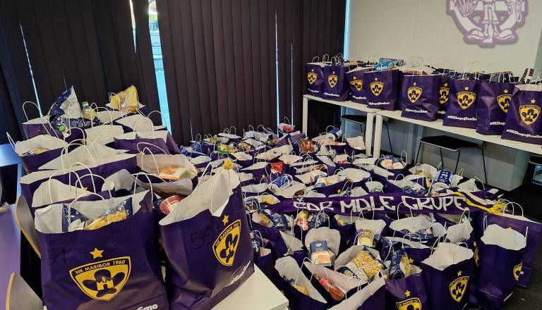 FOTO: Viole tudi letos uspešne z akcijo Vijol'čni božič, pomagali so 117 družinam