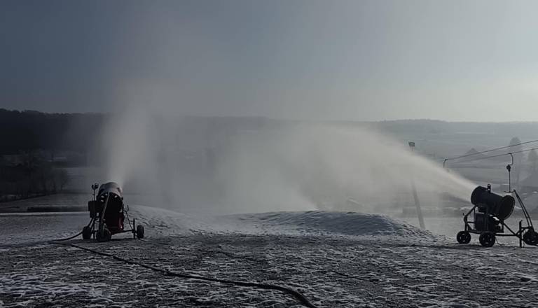 Smučišče med vinogradi odprlo novo sezono, tudi tokrat poskrbeli za zimske radosti