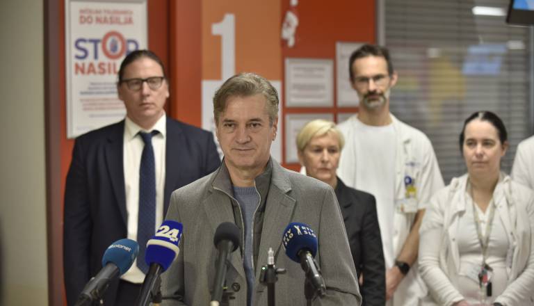 FOTO: Robert Golob na silvestrskem obisku v UKC in na Gasilski brigadi: »Velika predanost zdravstvenega osebja si zasluži iskreno hvaležnost«