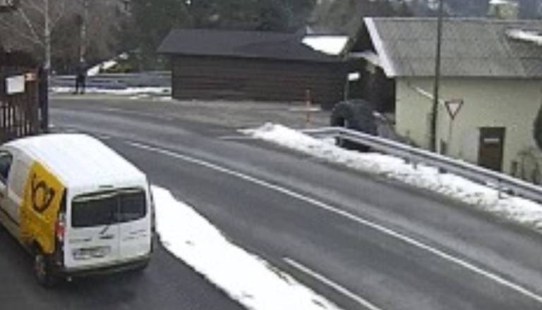 Pazljivo! V Hočah poročajo o vlomih in sumljivem moškem, ki si ogleduje hiše