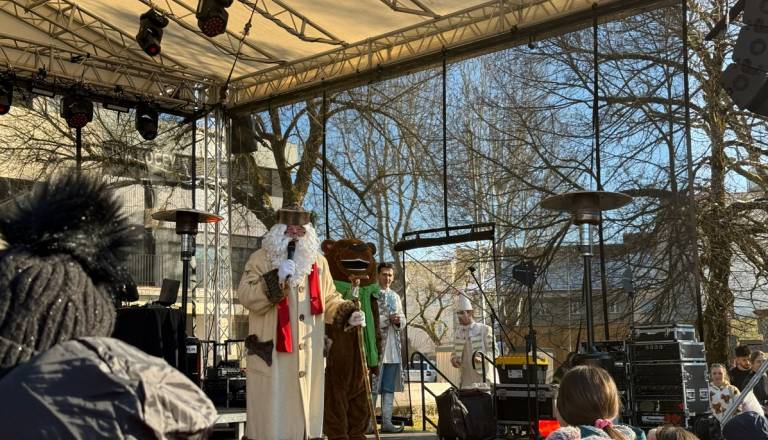FOTO: Silvestrovanje za najmlajše v Kočevju, obiskal jih je tudi dedek Mraz